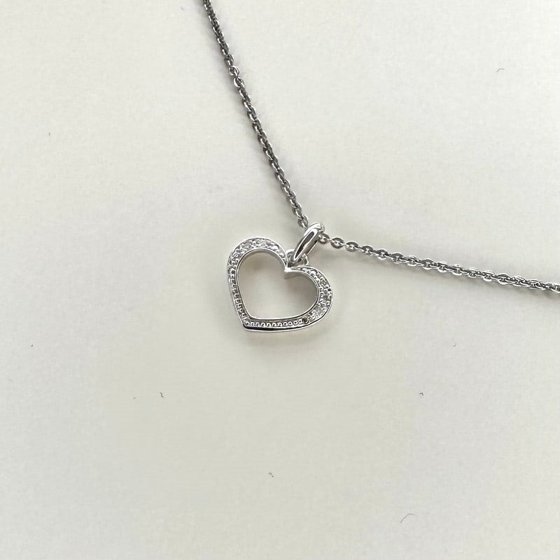 Hjertevedhæng fra Smykkecenter i 8 kt hvidguld med 0,02 ct diamanter og kæde i sterling sølv.